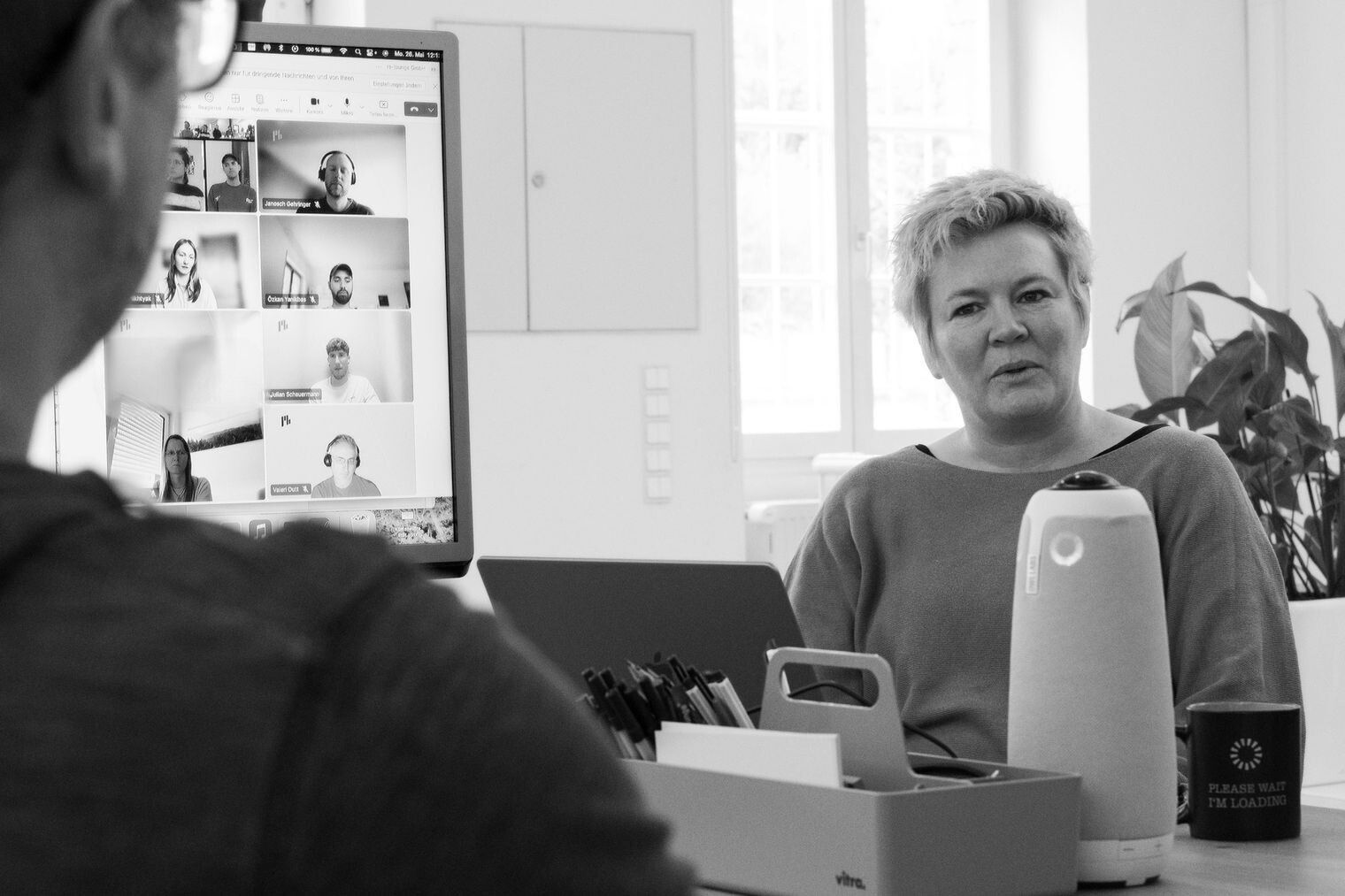 Hybrides Meeting mit Videokonferenz und Kollegen