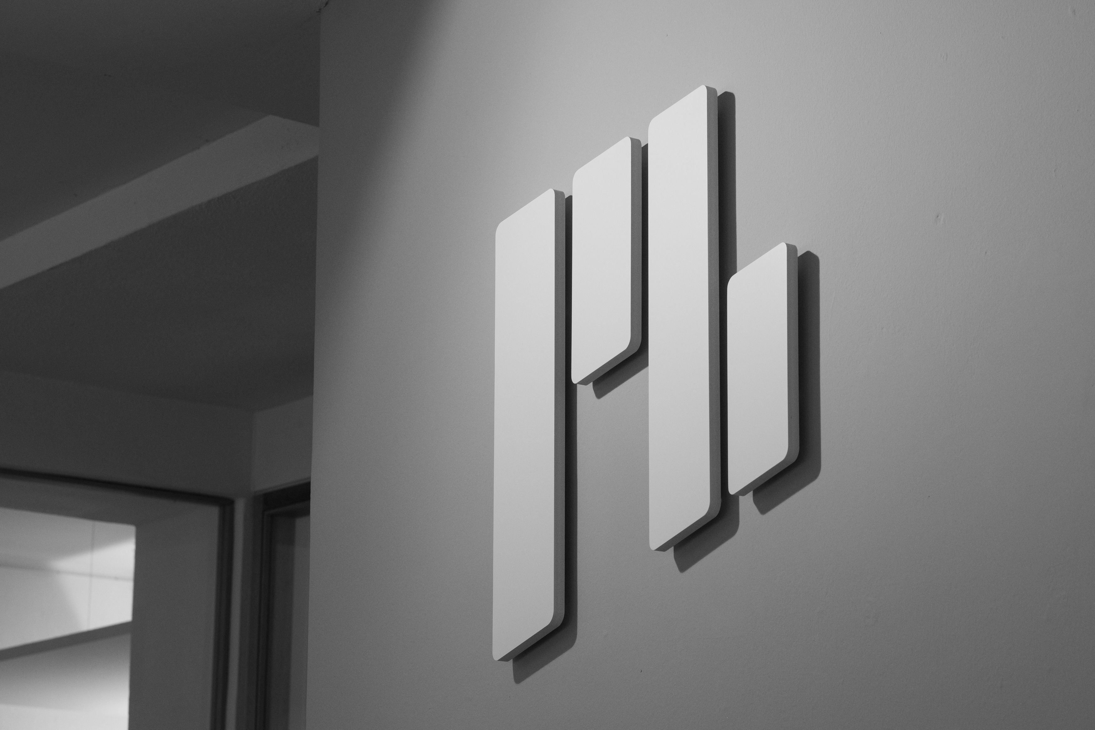 Das Logo von re-lounge an der Wand