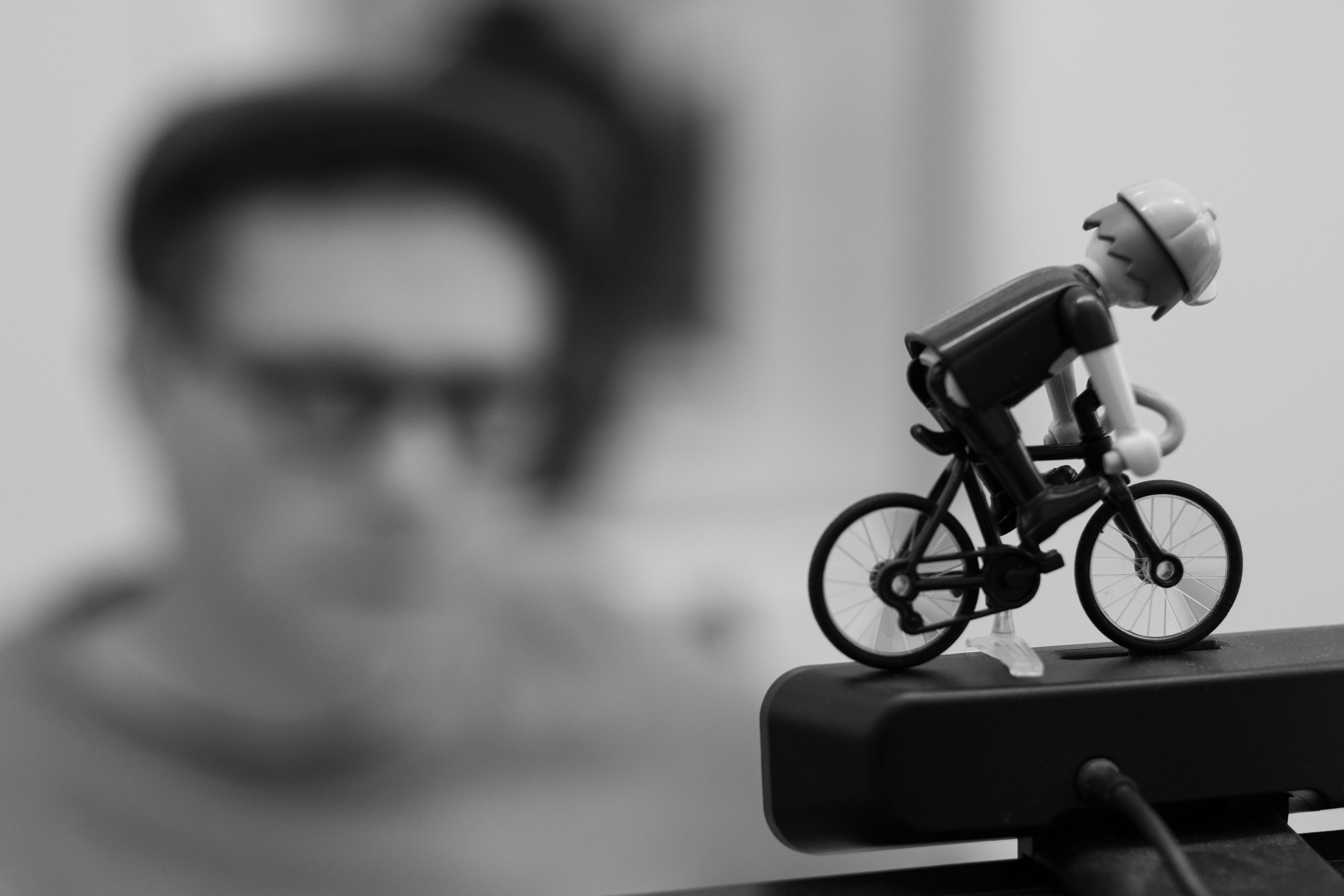 Miniatur-Radfahrer als Dekoration im Büro