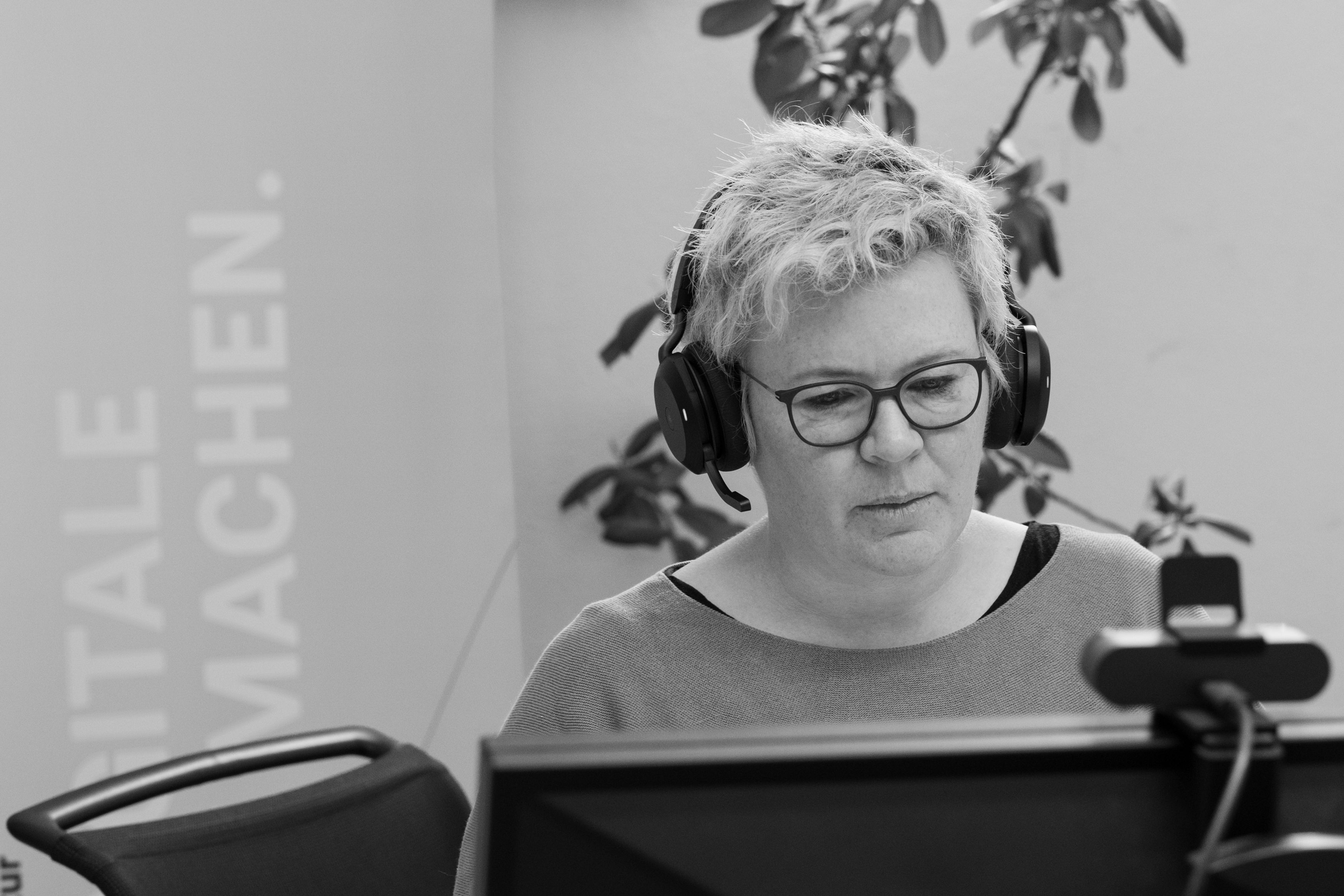 Katrin mit Kopfhörern in einer Online-Besprechung