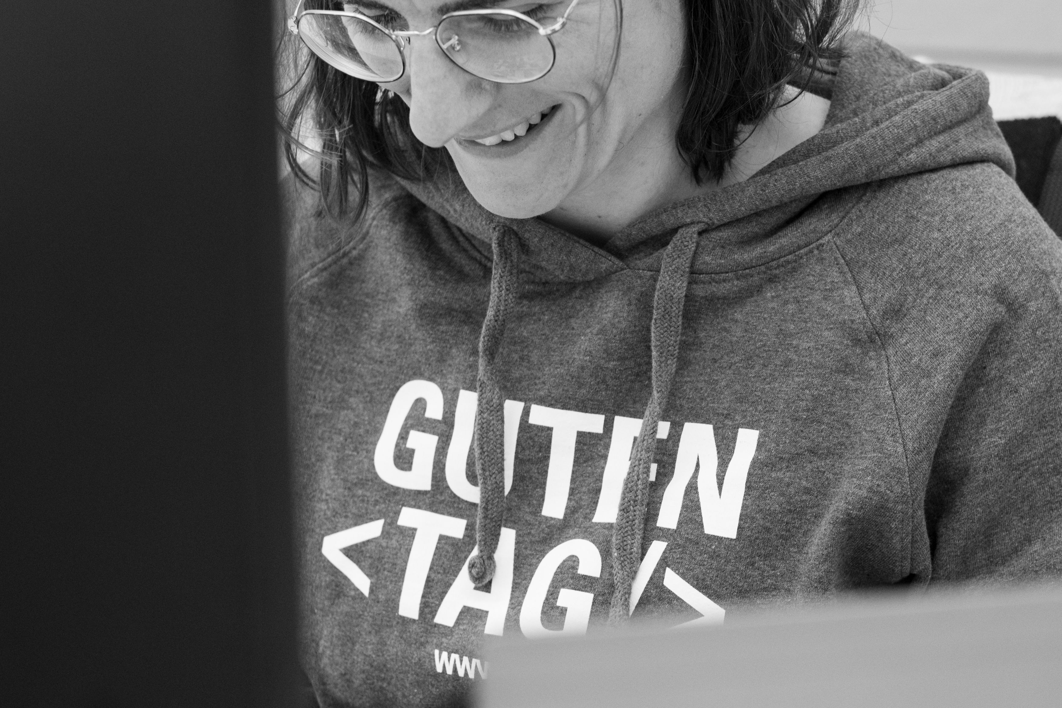 Mitarbeiterin mit Hoodie Guten Tag