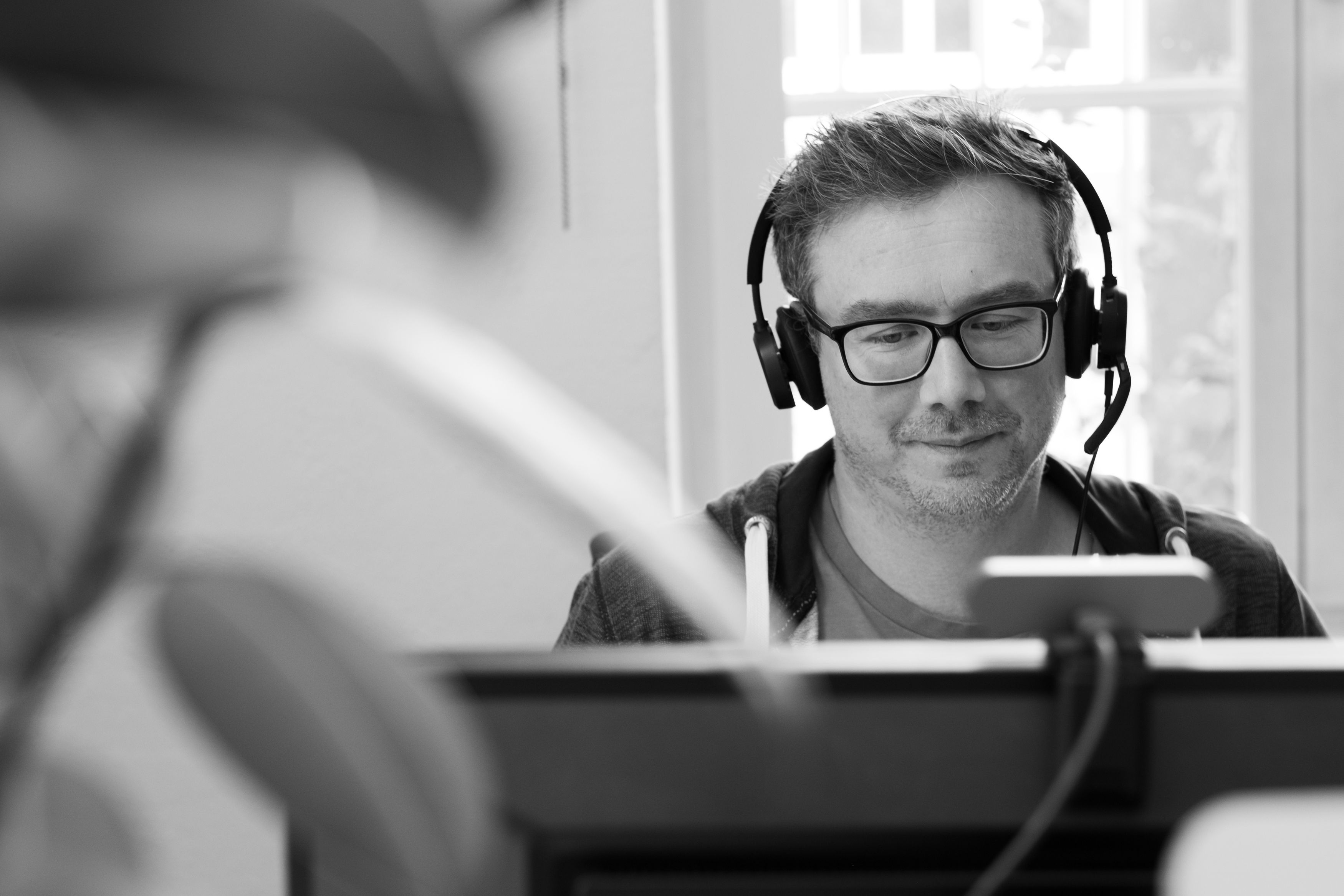 Kollege mit Headset in Videokonferenz