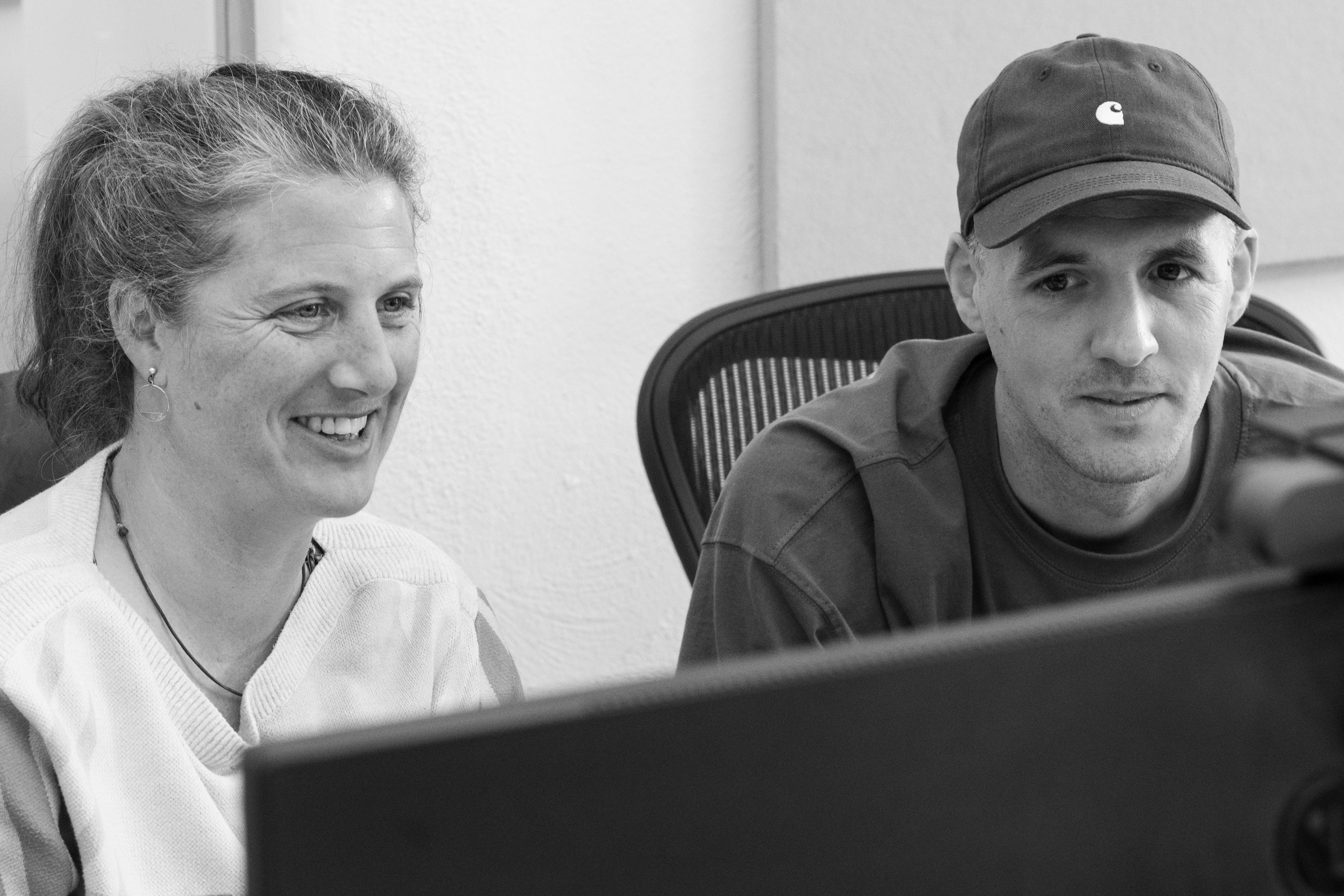 Zwei Kollegen arbeiten gemeinsam am Computer