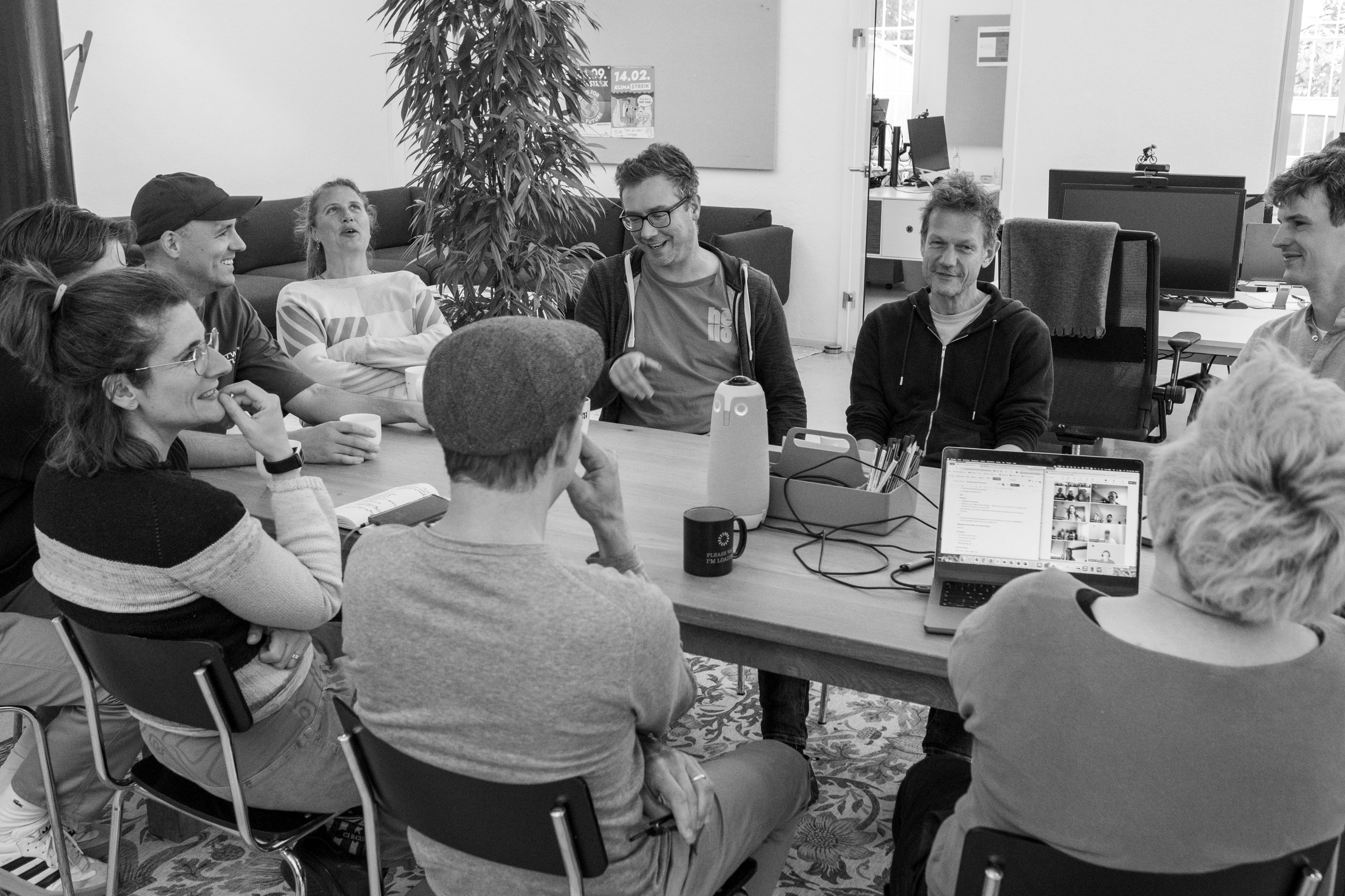 Teammeeting mit offener Diskussion im Büro