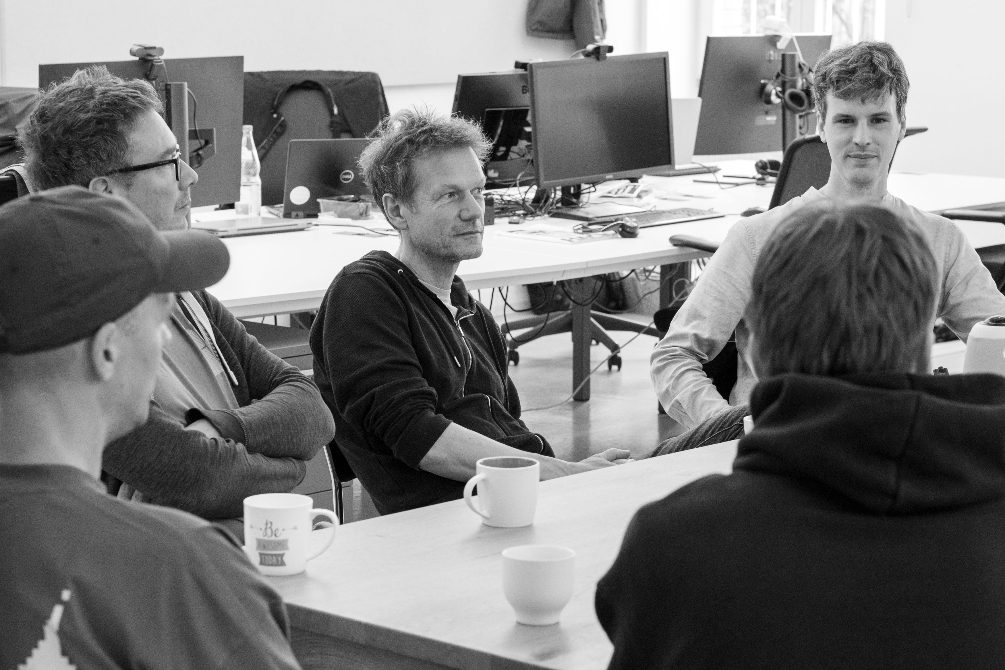 Teammeeting mit Kollegen im Büro