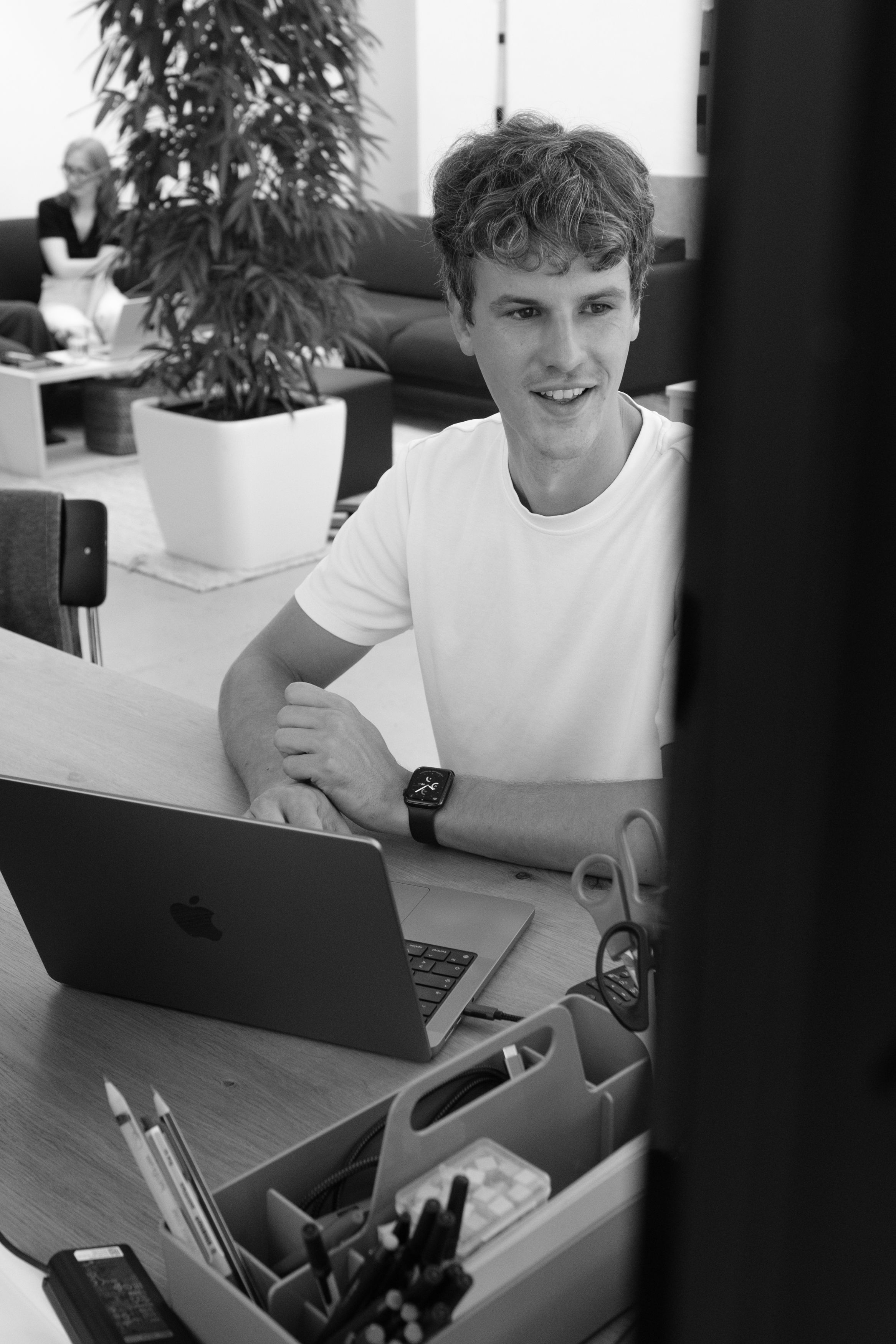 Kollege im modernen Büro am Schreibtisch