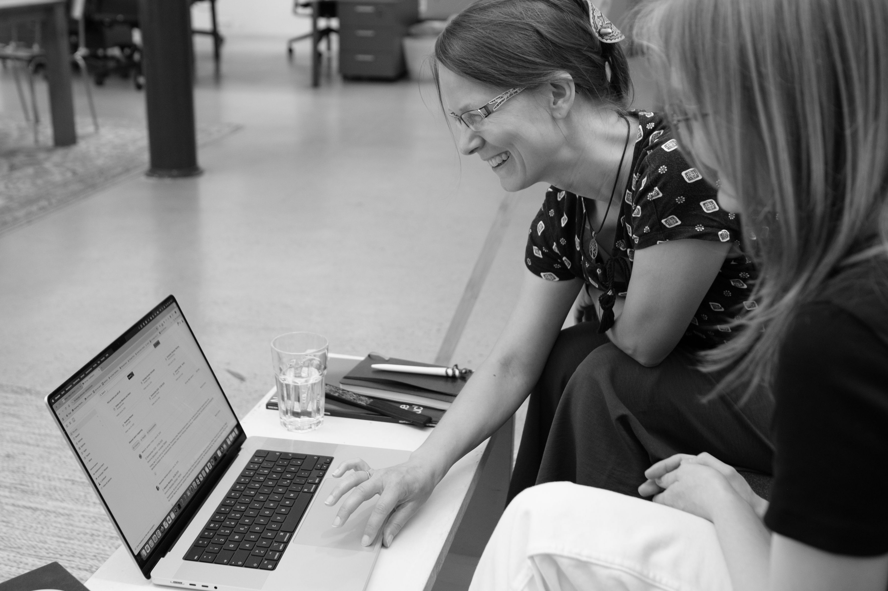 Zwei Kollegen arbeiten gemeinsam am Computer