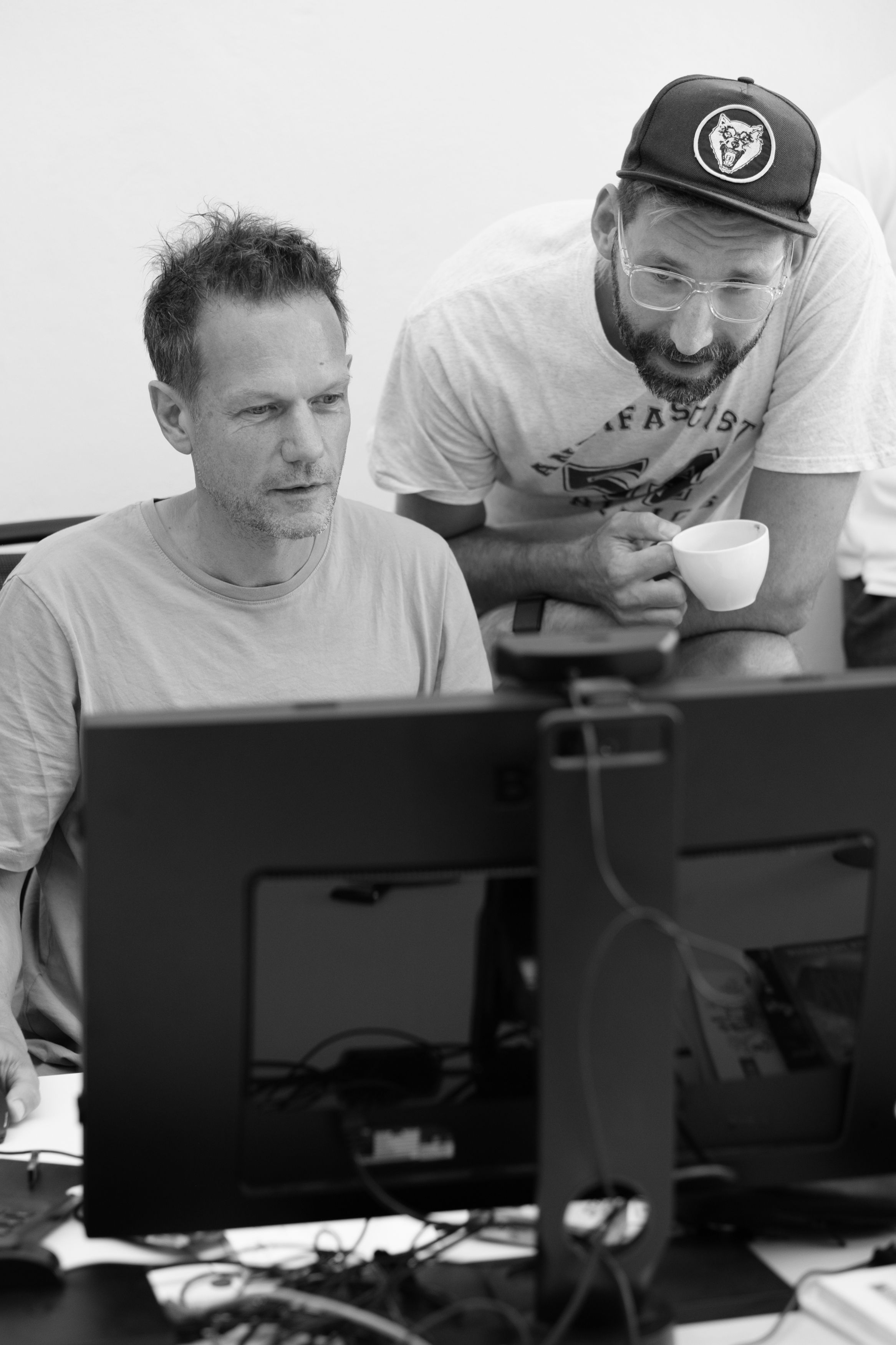 Kollegen besprechen Projekt am Monitor