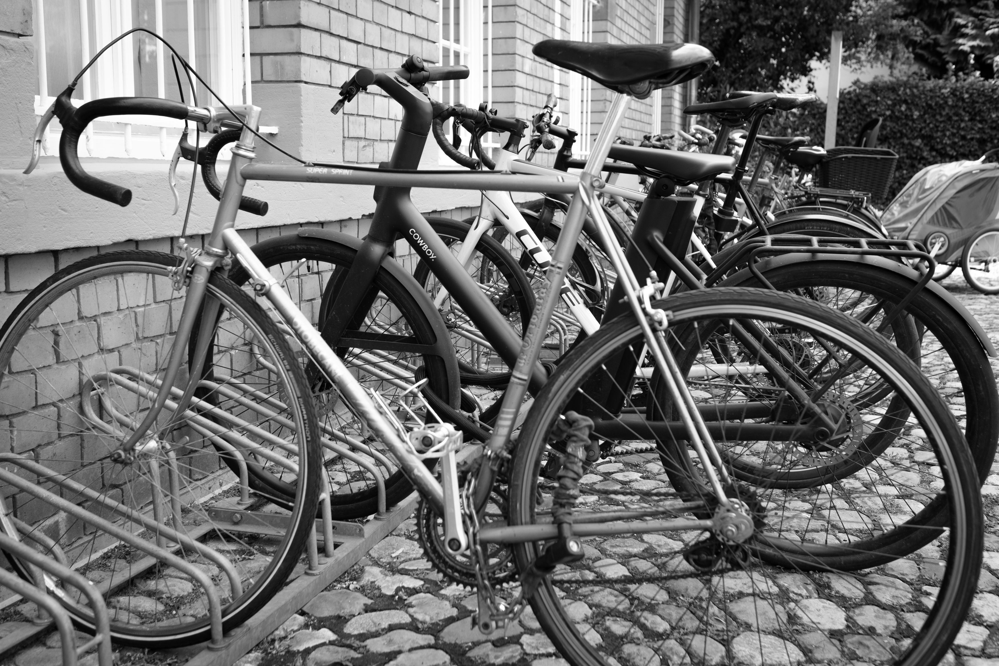 Fahrräder vor dem Bürogebäude geparkt