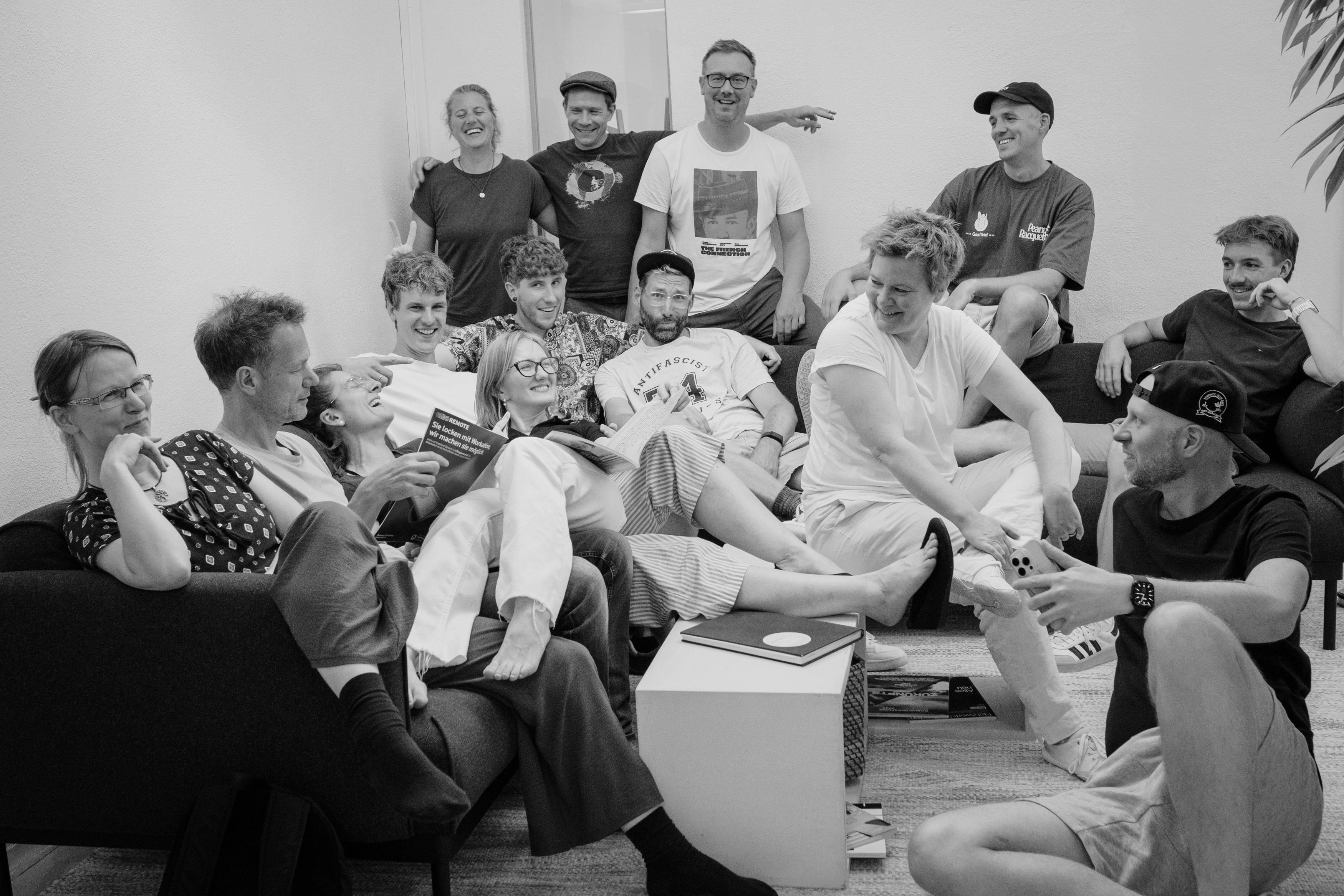 re-lounge Kollegen sitzen lachend auf Sofas
