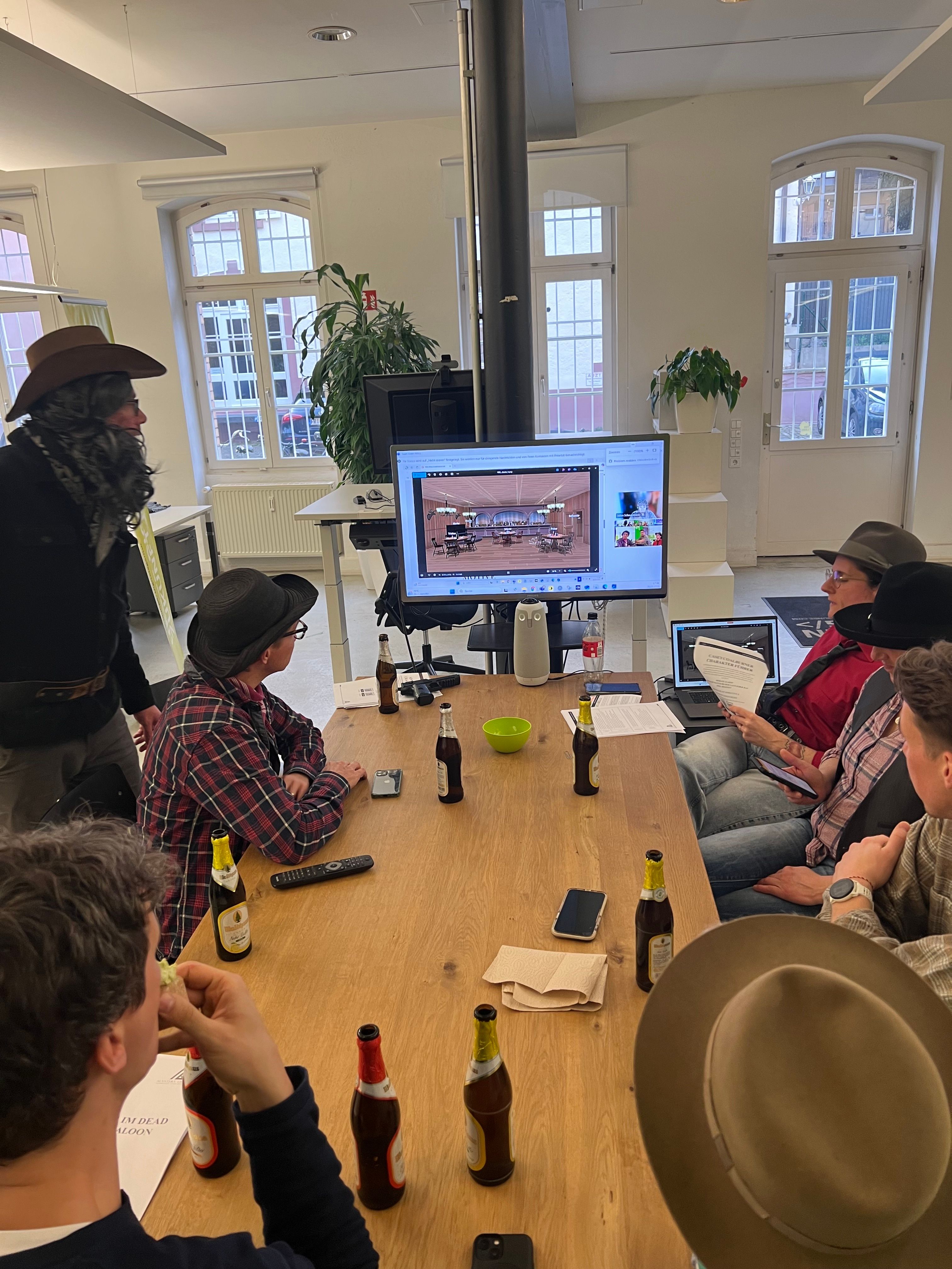 Foto vom Team-Event: hybrides Krimidinner im Wild-West-Motto.