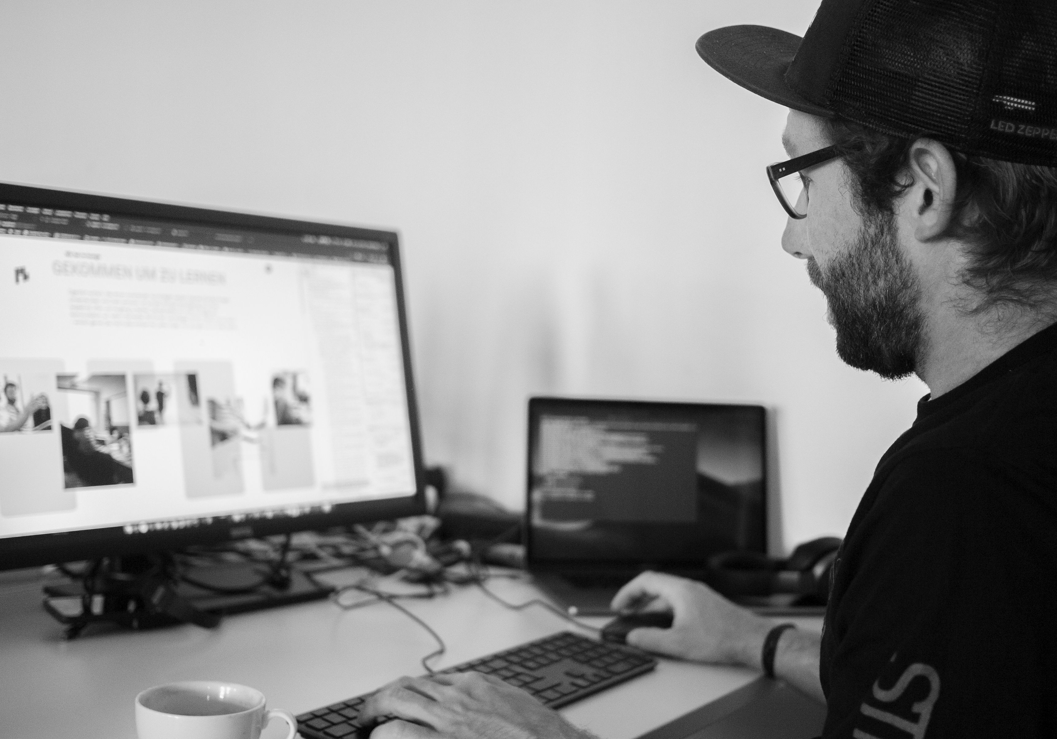 Kollege arbeitet konzentriert am Laptop