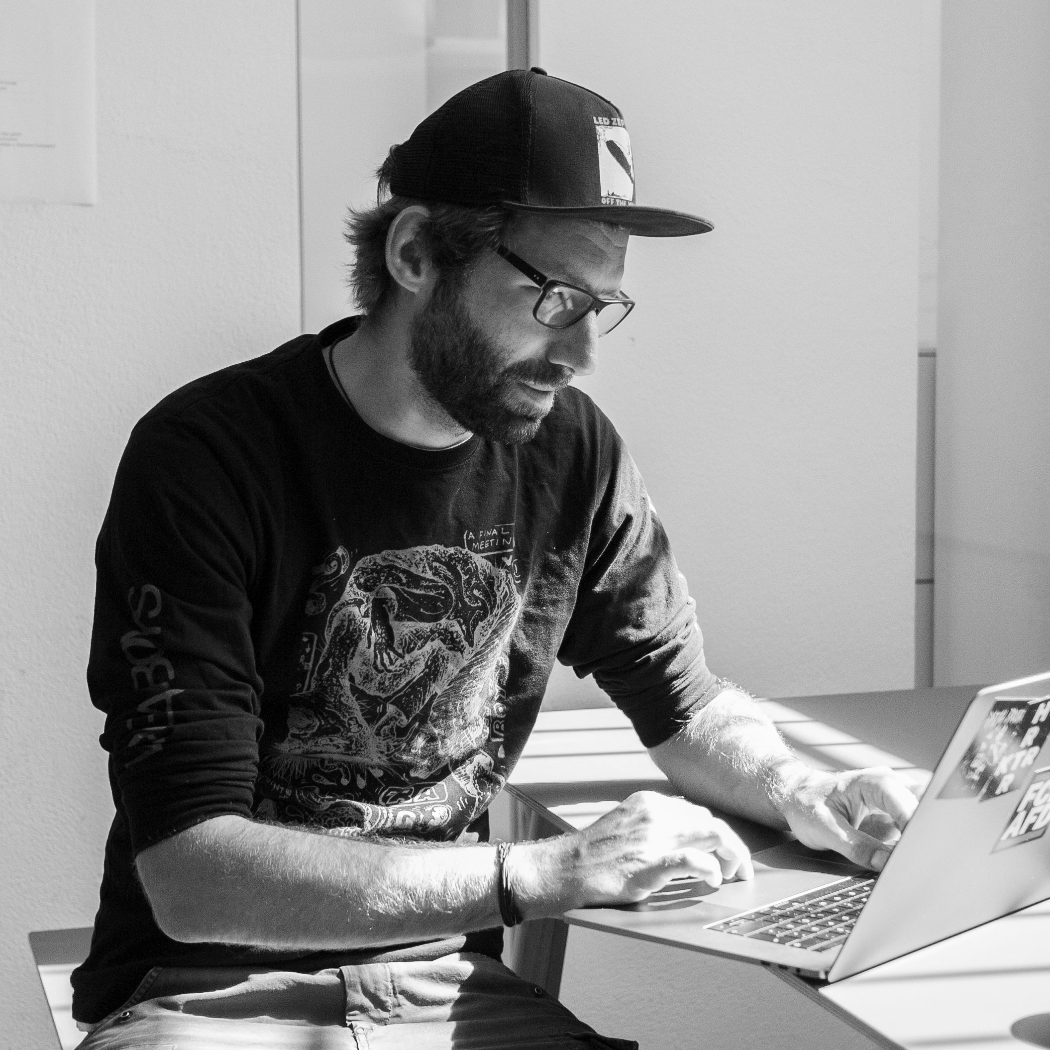 Kollege arbeitet konzentriert am Laptop