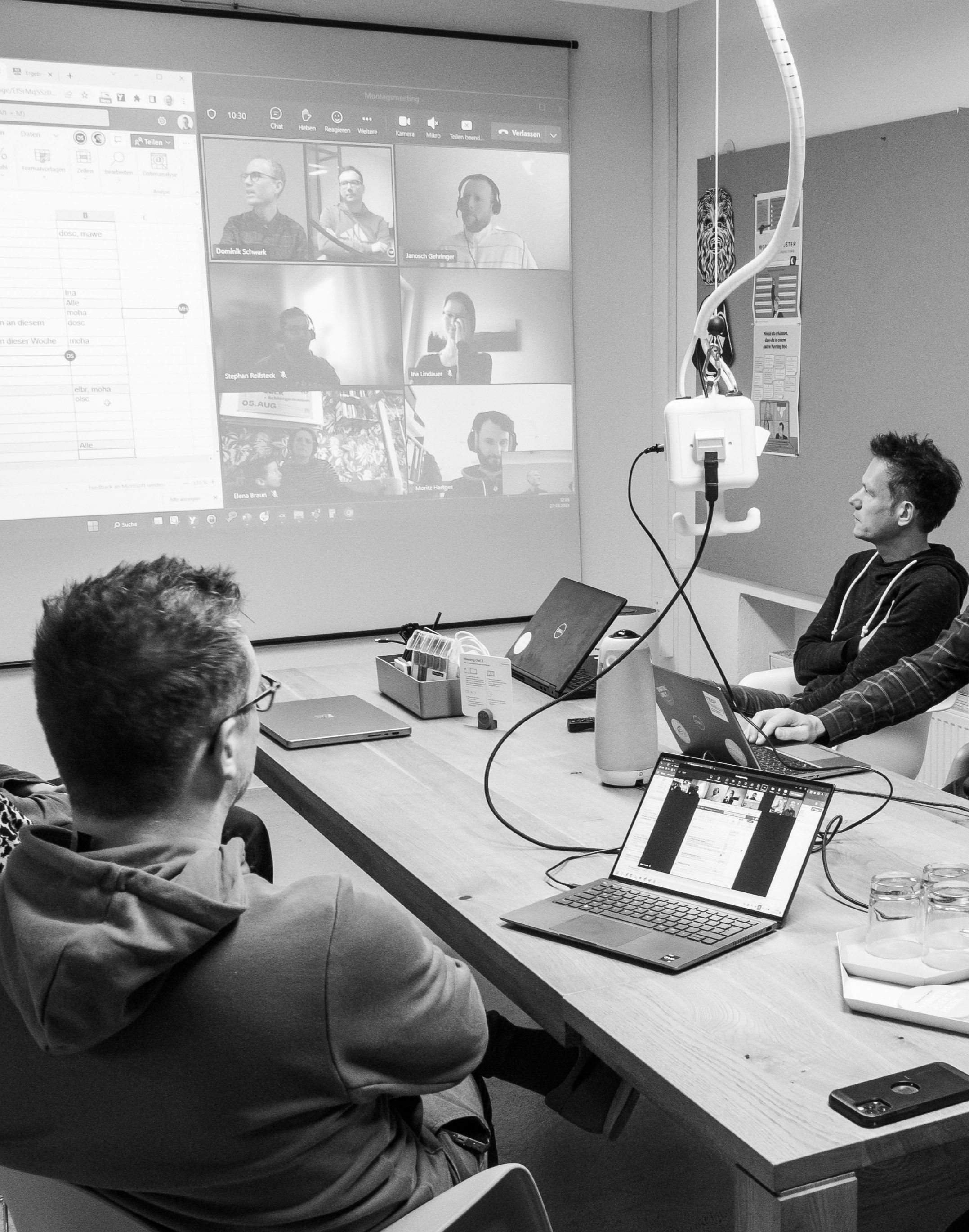 Teamworkshop mit Online-Teilnehmern auf Leinwand
