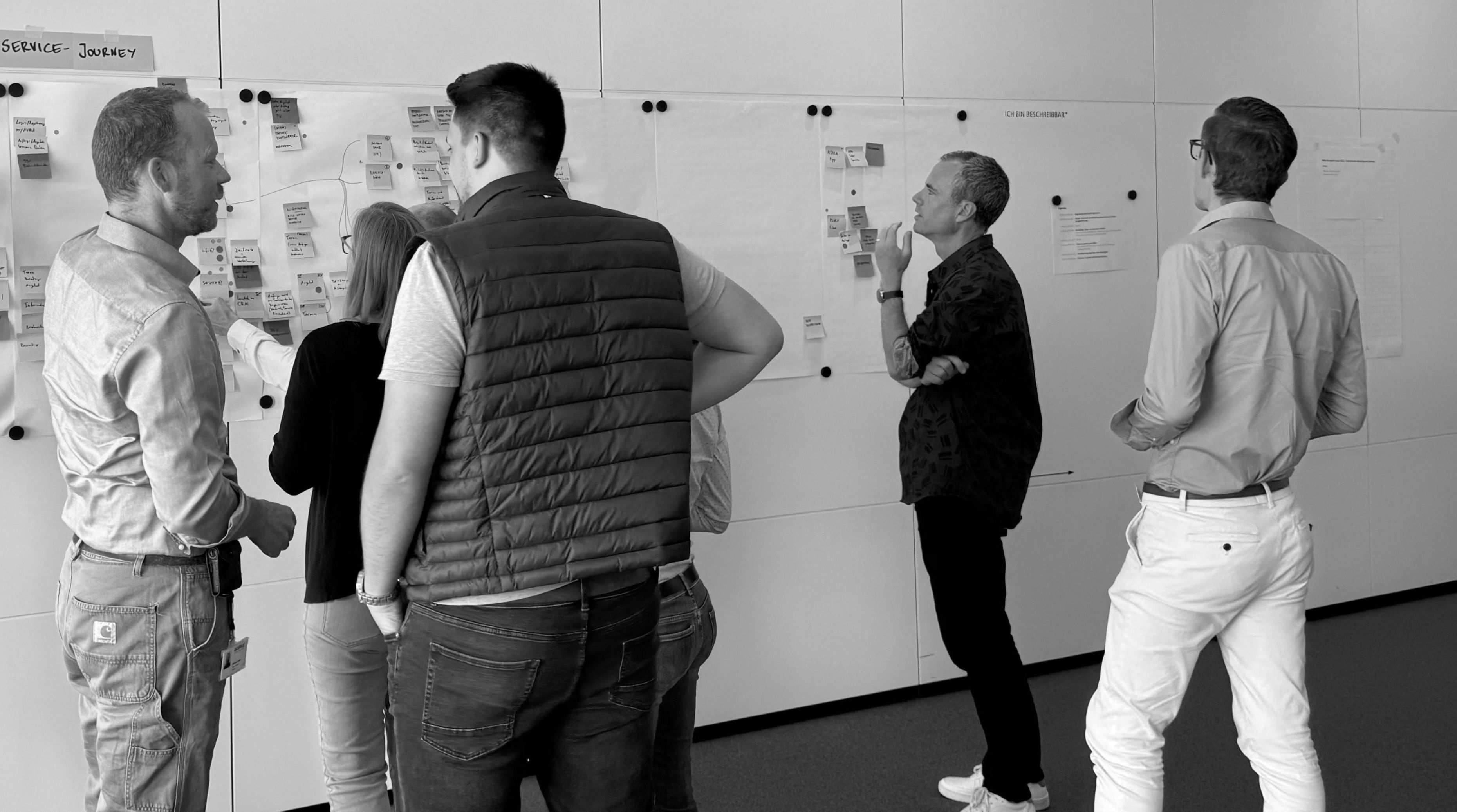 Workshop mit Teamarbeit an Whiteboard